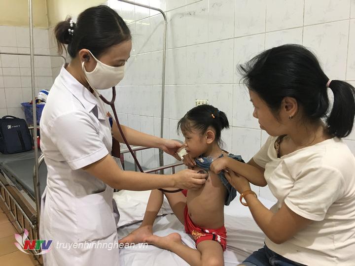 Trẻ em cũng là đối tượng chịu ảnh hưởng nhiều từ đợt nắng nóng.