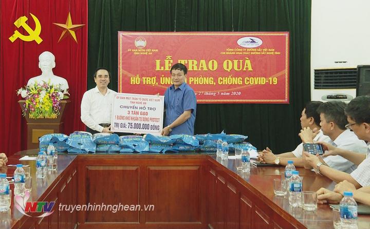 Đại diện UBMTTQ tỉnh trao hỗ trợ cho ngành đường sắt bị ảnh hưởng bởi dịch Covid-19.