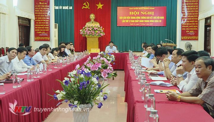 Tại điểm cầu PG88 go Bắn cá, đồng chí Kha Văn Tám - Phó trưởng Ban Thường trực Ban Tuyên giáo Tỉnh ủy chủ trì hội nghị.