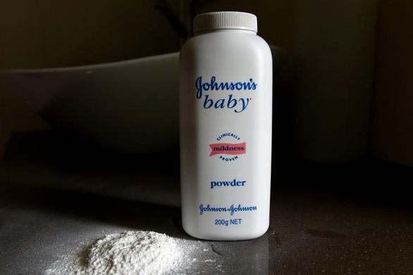 Phấn rôm trẻ em của Johnson & Johnson - Ảnh: EPA