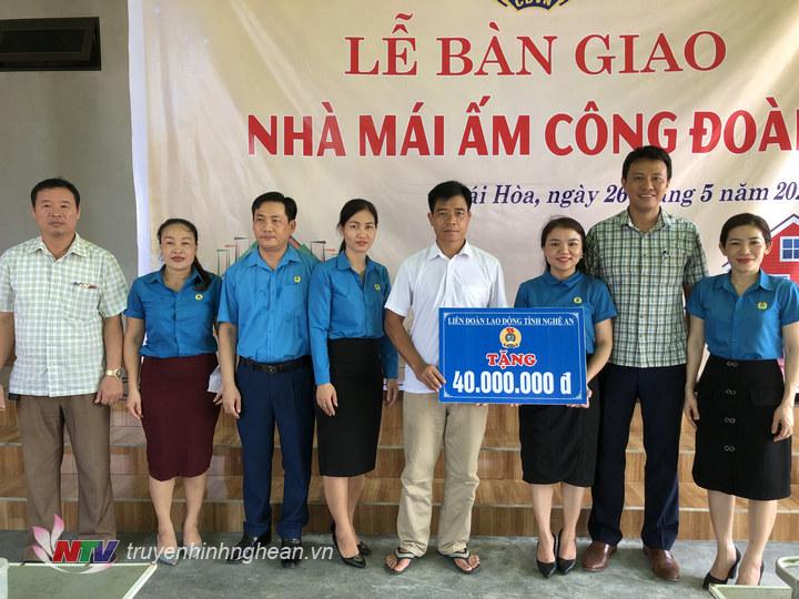 Lãnh đạo LĐLĐ thị xã trao biển tượng trưng hỗ trợ mái ấm công đoàn.