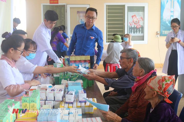 Cấp phát thuốc miễn phí cho các bệnh thông thường.
