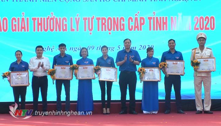 8 cán bộ Đoàn được trao giải thưởng Lý Tự Trọng cấp tỉnh năm 2020. 
