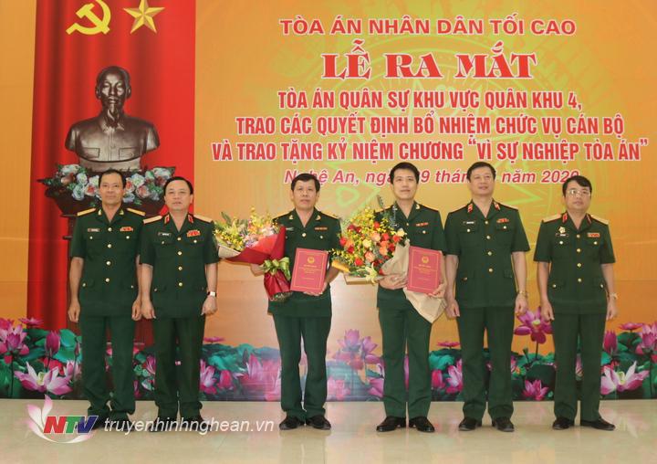 Trao Quyết định bổ nhiệm mới.
