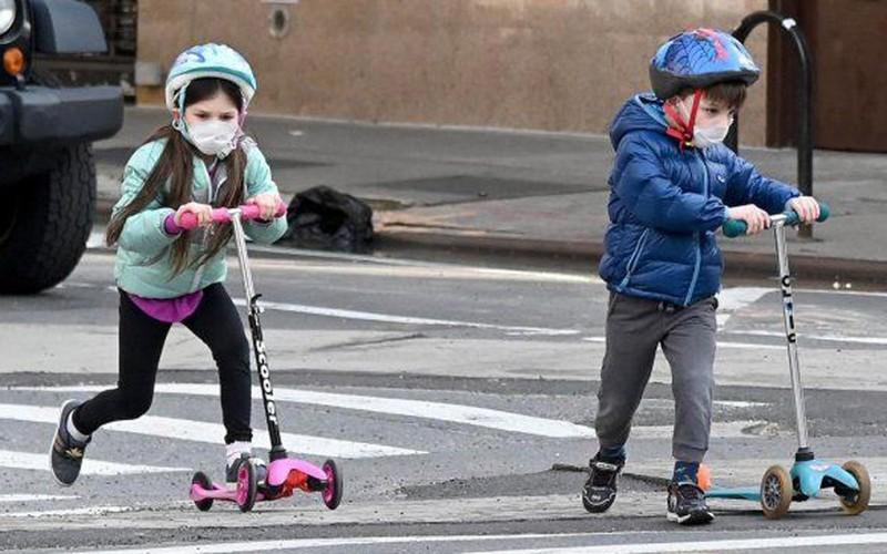 Trẻ nhỏ đeo khẩu trang phòng lây nhiễm Covid-19 ở thành phố New York, Mỹ. (Nguồn: AFP).