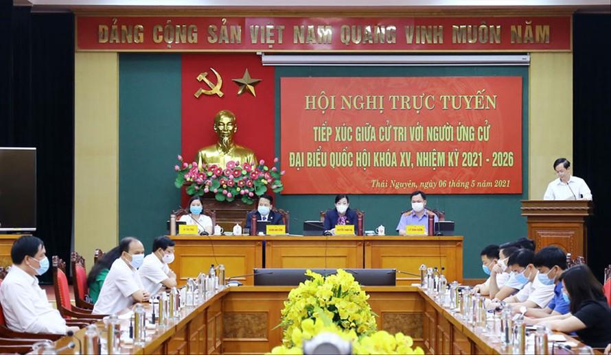 Các ứng cử viên đại biểu Quốc hội khóa XV tại tổ bầu cử số 3 tỉnh Thái Nguyên tiếp xúc với cử tri trực tuyến