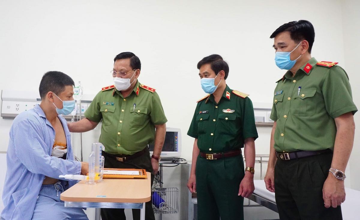 Giám đốc Công an TP Hà Nội - Trung tướng Nguyễn Hải Trung động viên tài xế Minh. 