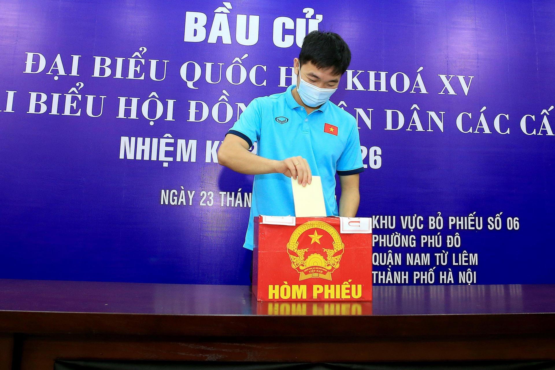 Lương Xuân Trường và các đồng đội thực hiện quyền và nghĩa vụ công dân tại trụ sở VFF sáng 23/5. 