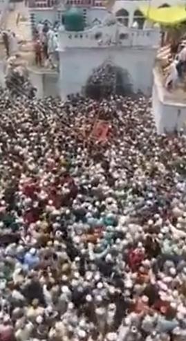 Hàng chục nghìn người dự đám tang của giáo sĩ Abdul Hamid Mohammad Salimul Qadri tại thành phố Badaun, bang Uttar Pradesh, miền bắc Ấn Độ, hôm 9/5. Video: Twitter/Shrinivas Jadhav.
