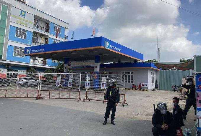 Cảnh sát cơ động đang phong toả cây xăng dầu Trảng Dài.