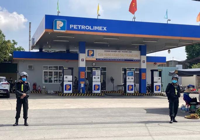 Công an phong toả cây xăng dầu Trảng Dài