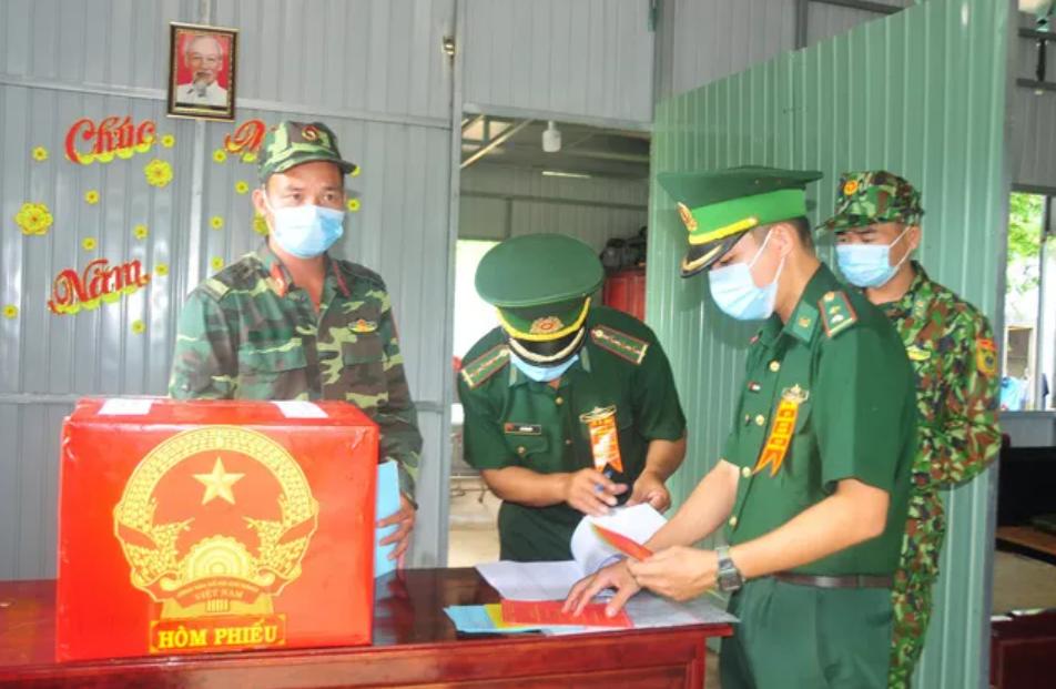 Cán bộ, chiến sỹ chốt biên phòng, kiểm soát dịch COVID-19 số 5 thuộc Đồn biên phòng cửa khẩu quốc tế Hoa Lư bỏ phiếu, thực hiện quyền cử tri ngay tại chốt.