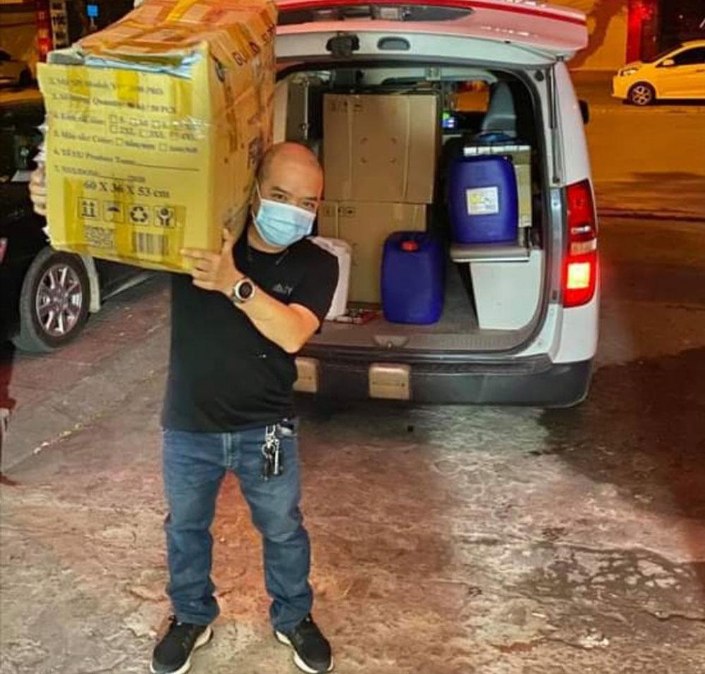 Vừa mang xe cứu thương ra Bắc Giang, anh Hà, anh Quảng tích cực vận chuyển thiết bị vật tư, y tế 