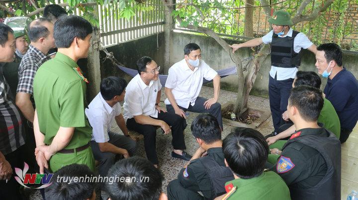 Đại tá Phạm Thế Tùng - Giám đốc Công an tỉnh, 2 đồng chí Phó Giám đốc, Thủ trưởng Cơ quan CSĐT Công an PG88 go Bắn cá chỉ đạo tại hiện trường.