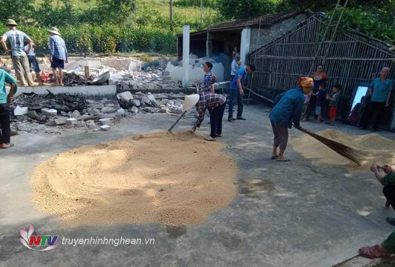 Người dân xóm làng hỗ trợ gia đình khắc phục hậu quả.