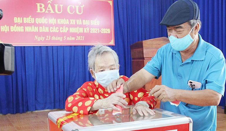 Cử tri Đoàn Thị Quý, 105 tuổi, ở Tổ bầu cử số 1, khu phố Phú Cường, phường Tân Phú, thành phố Đồng Xoài, tỉnh Bình Phước, một trong các cử tri cao tuổi nhất của tỉnh, đi bầu cử.
