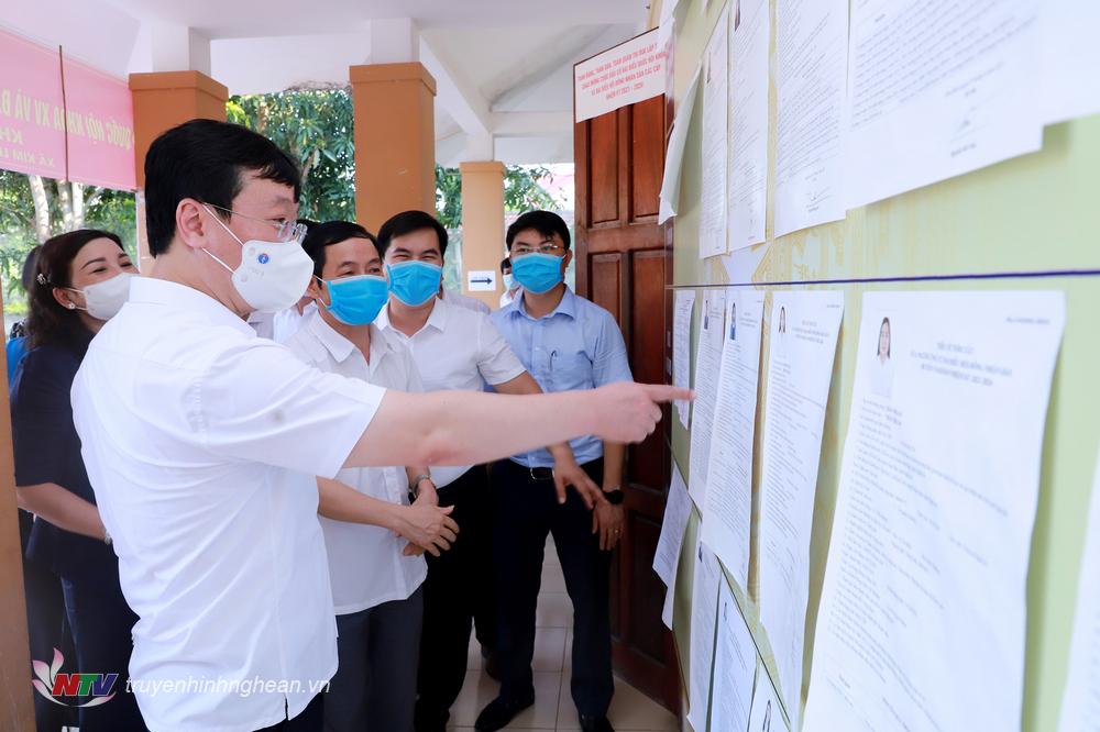PG88 go Bắn cá UBND tỉnh Nguyễn Đức Trung kiểm tra công tác niêm yết danh sách ứng cử viên đại biểu tại xóm Hoàng Trù.