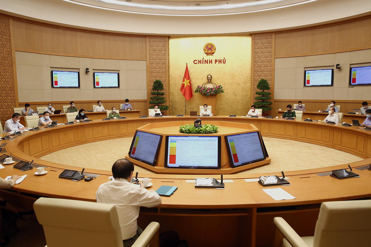 Ban Chỉ đạo thảo luận về dự thảo văn bản hướng dẫn đánh giá nguy cơ dịch bệnh, các biện pháp ứng phó tương ứng và khuyến nghị. Ảnh: VGP