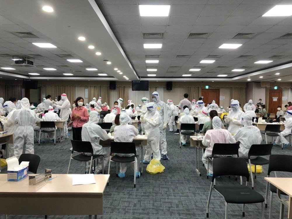 Cơ quan chức năng tỉnh Bắc Ninh lẫy mẫu xét nghiệm cho công nhân ở huyện Yên Phong.