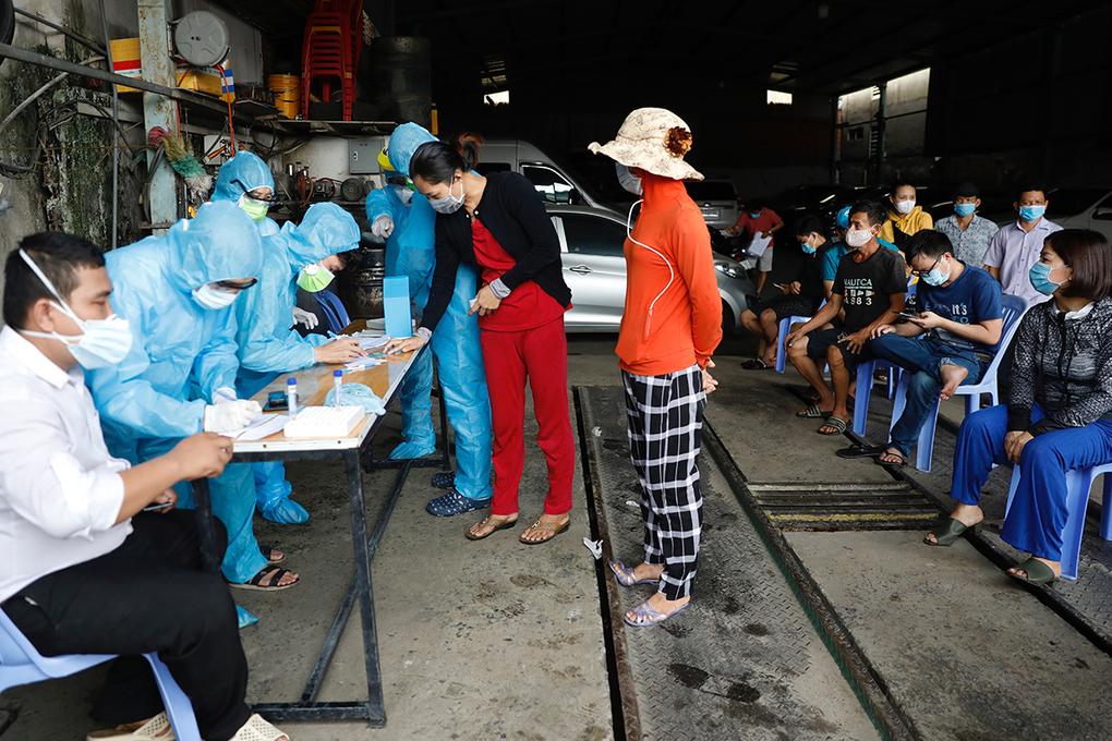 Người dân khu vực Thanh Đa, quận Bình Thạnh, nơi có ca nhiễm liên quan Hội thánh Truyền giáo Phục hưng, phải đi xét nghiệm, ngày 27/5.
