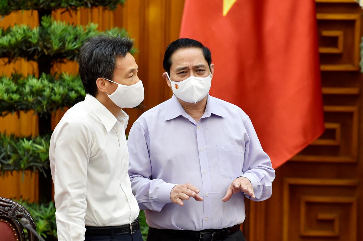 Thủ tướng Phạm Minh Chính trao đổi với Phó Thủ tướng Vũ Đức Đam tại cuộc làm việc. 