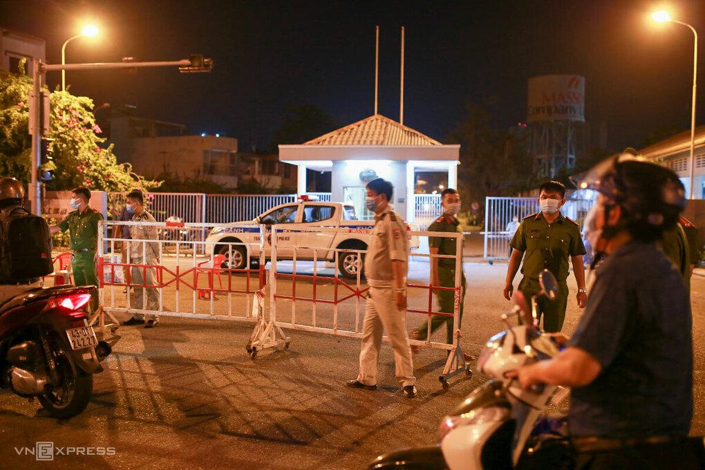 Lực lượng công an, quy tắc đô thị phong toả cổng Khu công nghiệp An Đồn. 