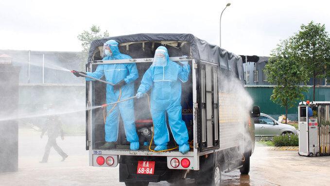 Lực lượng chức năng phun khử khuẩn khu công nghiệp Quang Châu, huyện Việt Yên, tỉnh Bắc Giang, ngày 18/5.