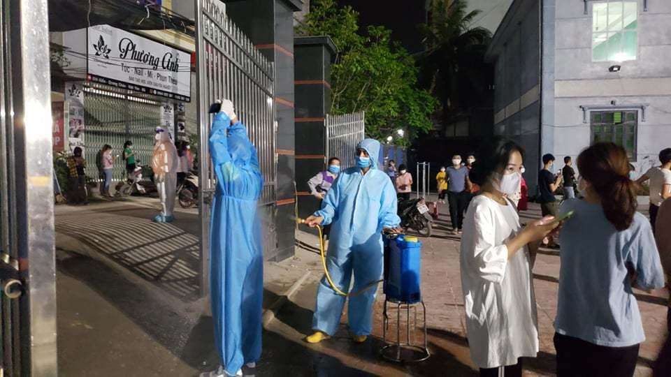Người ra vào khu lấy mẫu xét nghiệm được phun thuốc khử khuẩn phòng dịch