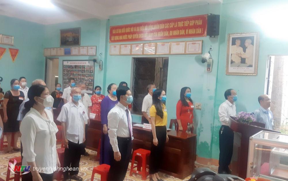 Các đại biểu tham gia nghi lễ chào cờ Xổ Số PG 88 bầu cử.