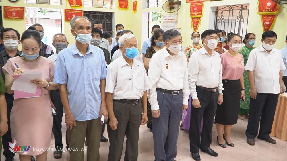 Cử tri thực hiện nghi lễ chào cờ tại lễ Xổ Số PG 88 bầu cử.