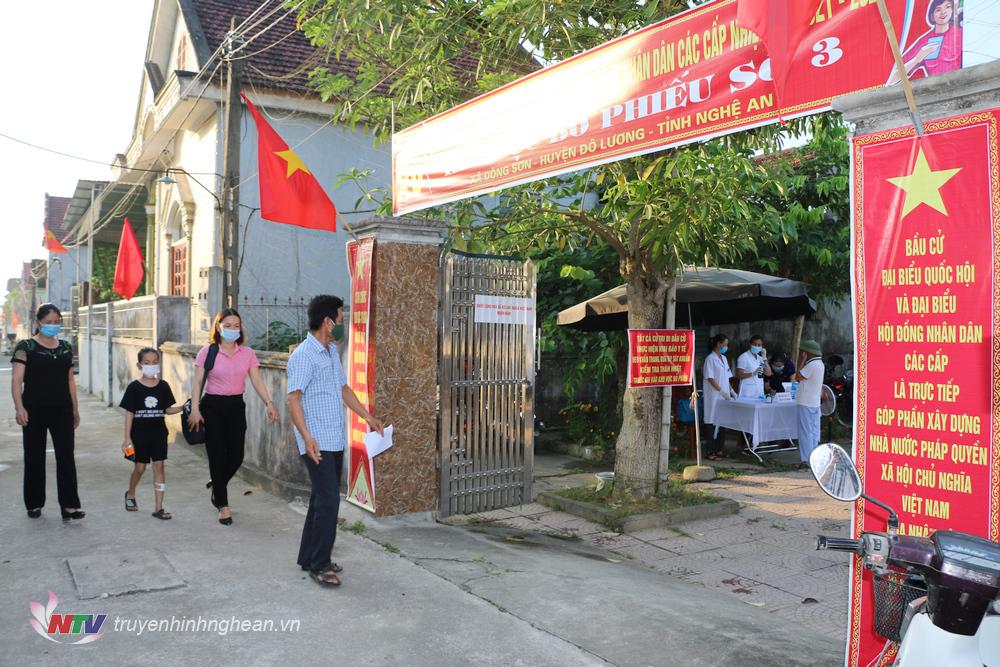 Cử tri Đô Lương phấn khởi đến với ngày hội non sông.