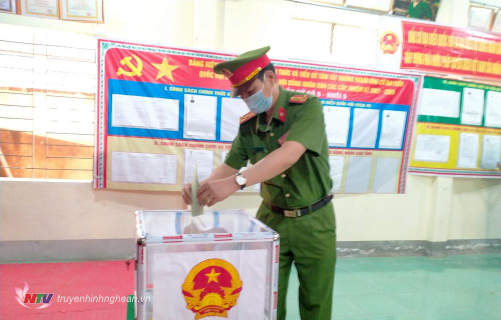 Cử tri thực hiện quyền và nghĩa vụ công dân.