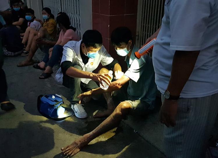 Nhân viên y tế chăm sóc người bị bỏng. Ảnh: Đình Văn