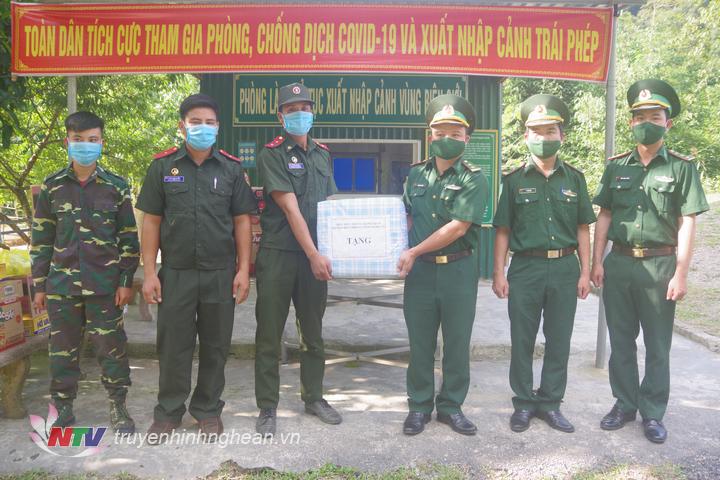 Đại diện đồn Biên phòng Hạnh Dịch trao quà cho trạm Biên phòng Nậm Bống.