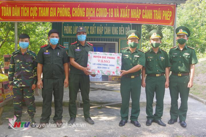Thừa uỷ quyền của huyện Quế Phong đồn Biên phòng Hạnh Dịch trao quà cho lực lượng vũ trang của bạn Lào.