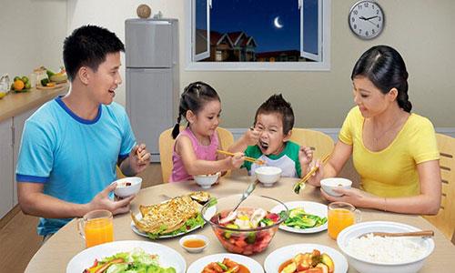 Ăn đủ 3 bữa/ ngày để đảm bảo cơ thể luôn đầy đủ dưỡng chất.