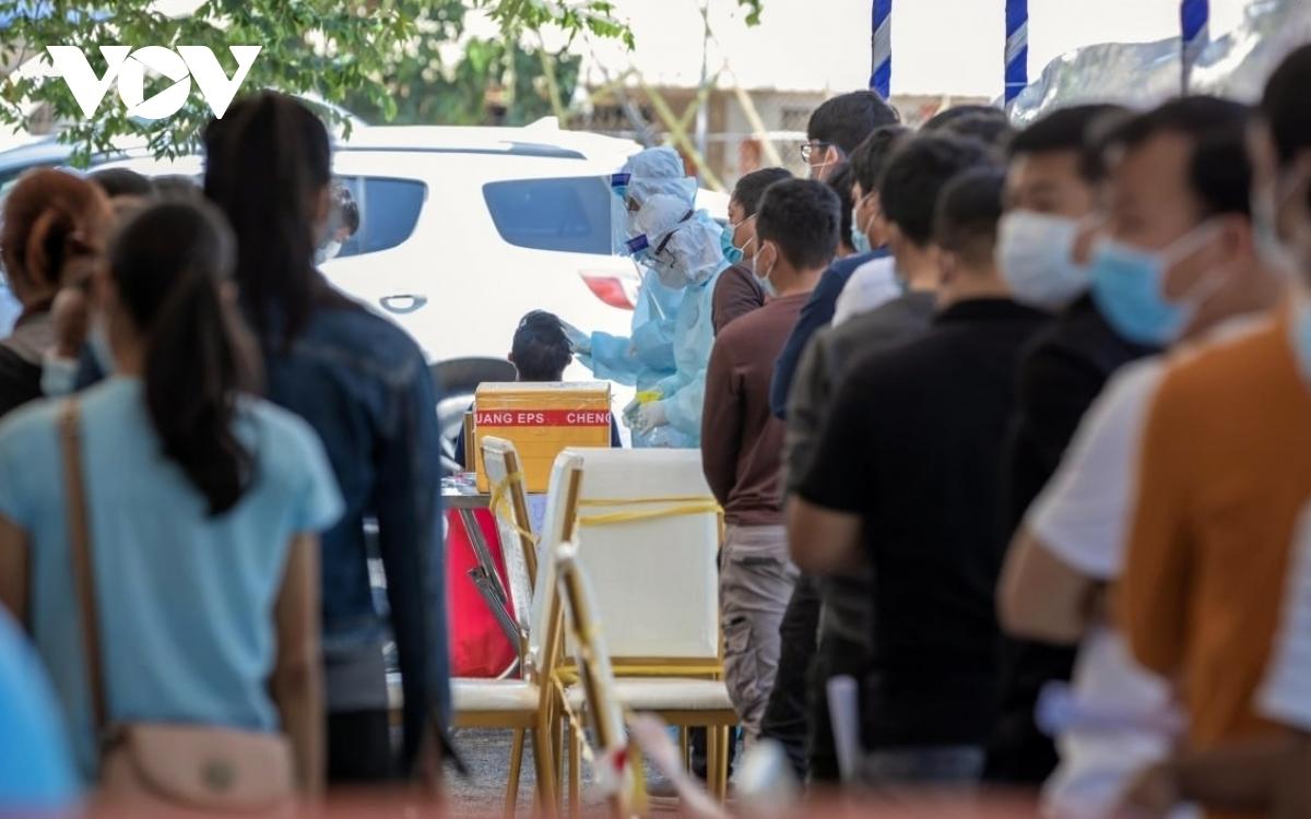 Chờ xét nghiệm Covid tại Campuchia. Ảnh:VOV.