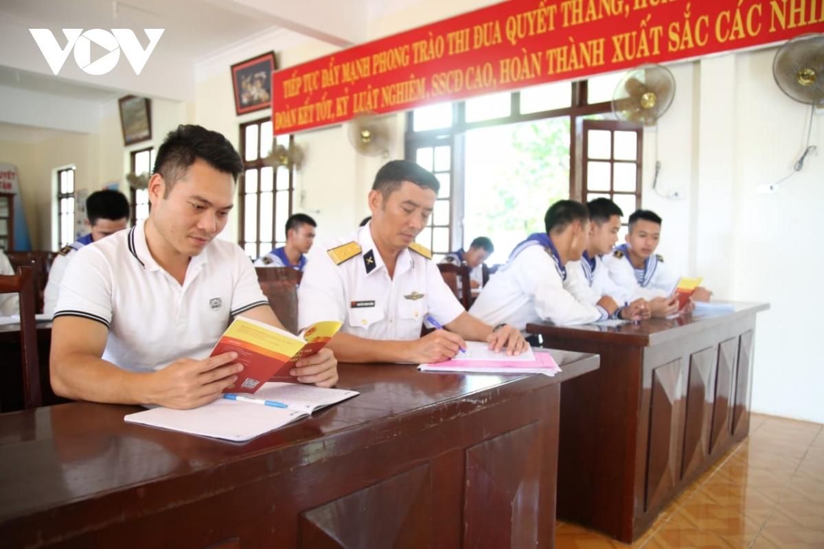Cán bộ chiến sĩ đảo Trường Sa nghiên cứu Luật bầu cử.