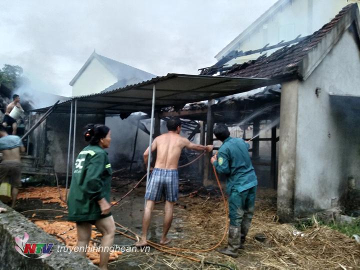 Cháy nhà chứa rơm ở Thanh Chương.