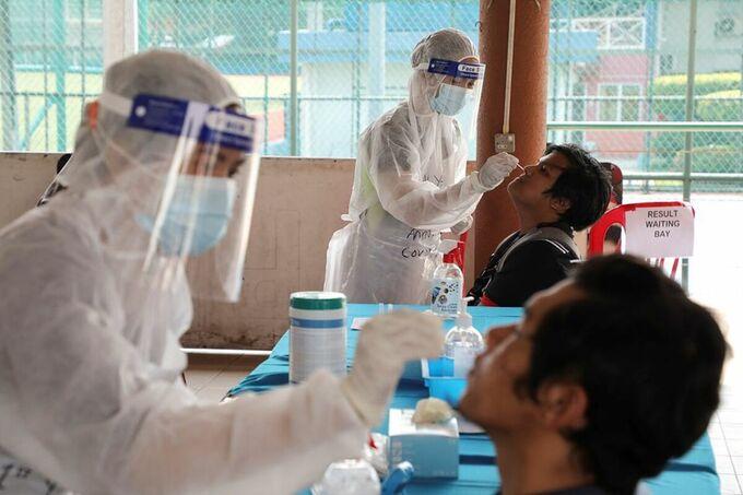 Nhân viên y tế thu thập mẫu xét nghiệm nCoV tại Petaling Jaya, Malaysia, ngày 25/1. Ảnh: Reuters