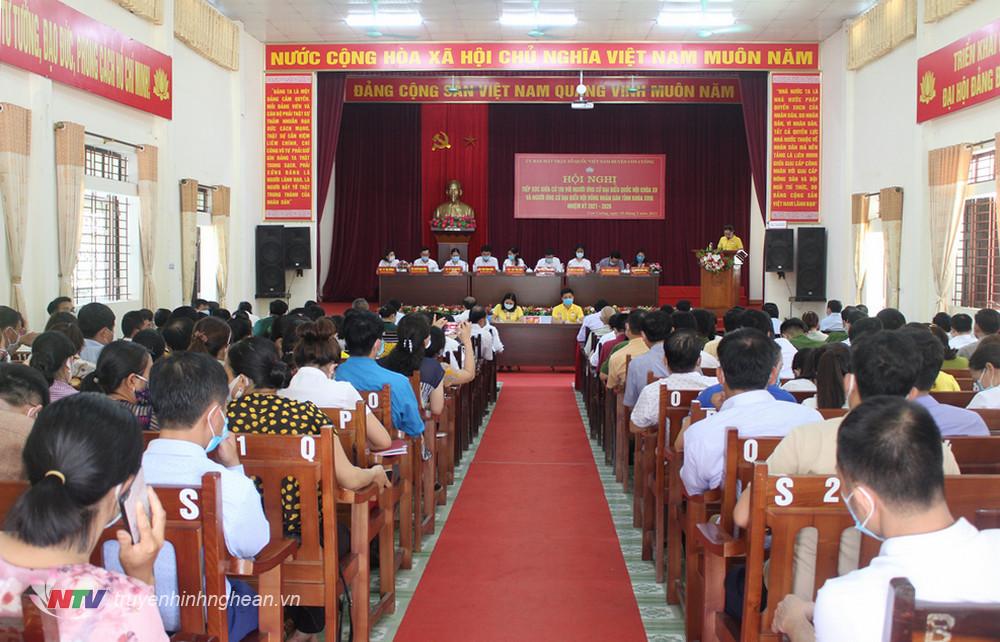 Toàn cảnh buổi tiếp xúc cử tri.
