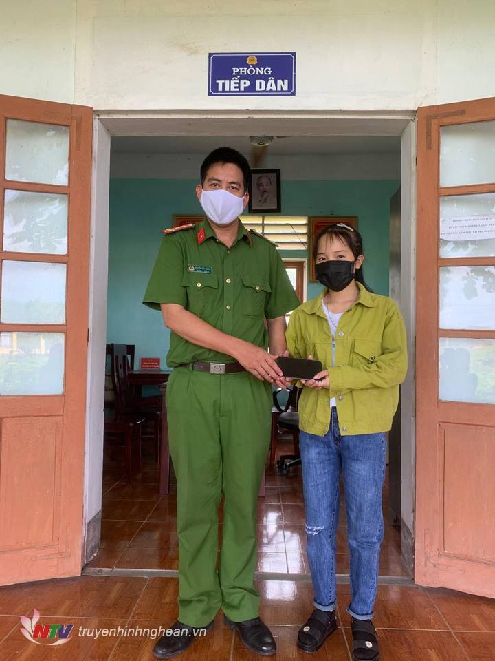 Công an bàn giao lại tài sản cho chị Mây