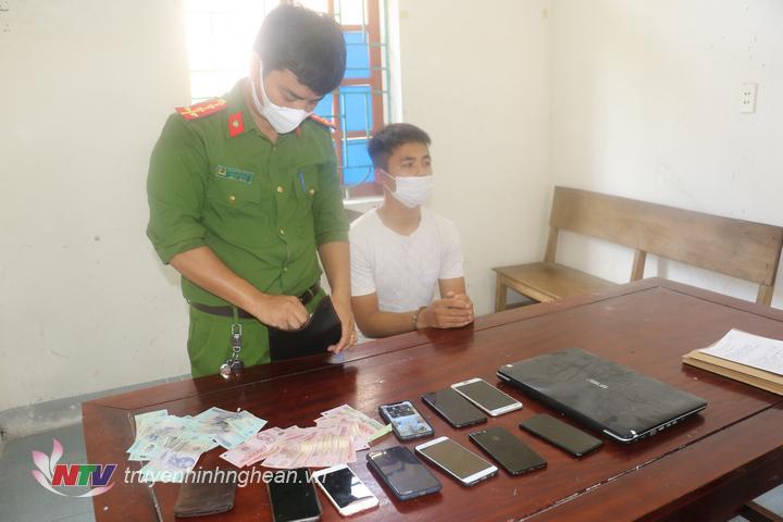 Đối tượng Nguyễn Văn Khá cùng tang vật thu giữ