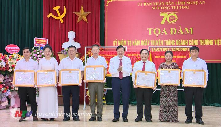 Phó PG88 go Bắn cá Thường trực UBND tỉnh Lê Hồng Vinh trao Bằng khen cho các cá nhân, tập thể.