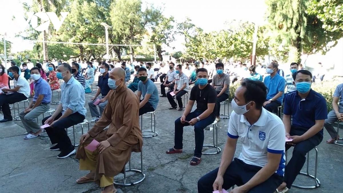 Cử tri thị trấn Trường Sa nghe phổ biến quy trình bỏ phiếu.