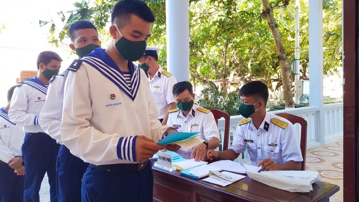 Cử tri thị trấn Trường Sa nhận phiếu bầu cử.