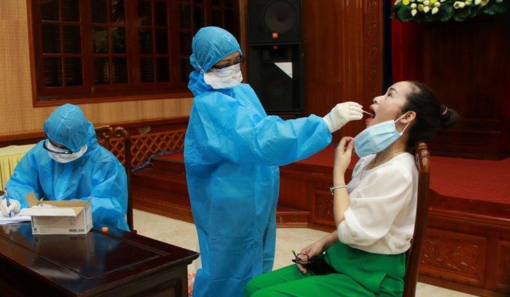 Các lực lượng chức năng tỉnh Hà Nam lấy mẫu xét nghiệm COVID-19.