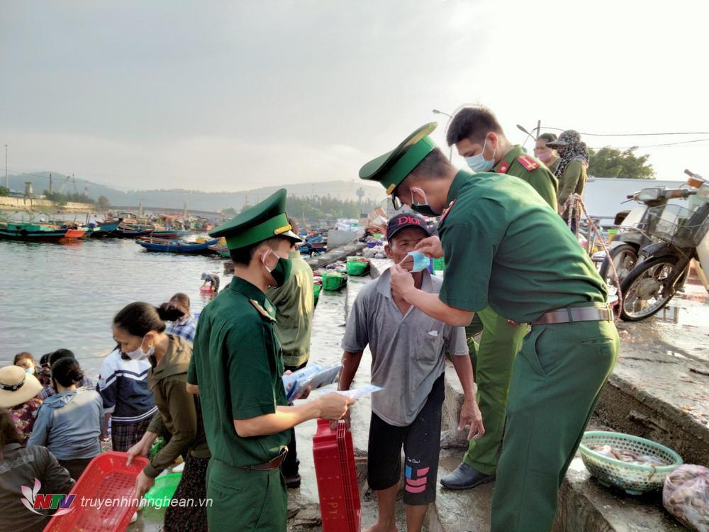 Trực tiếp hướng dẫn sử dụng khẩu trang đúng cách.