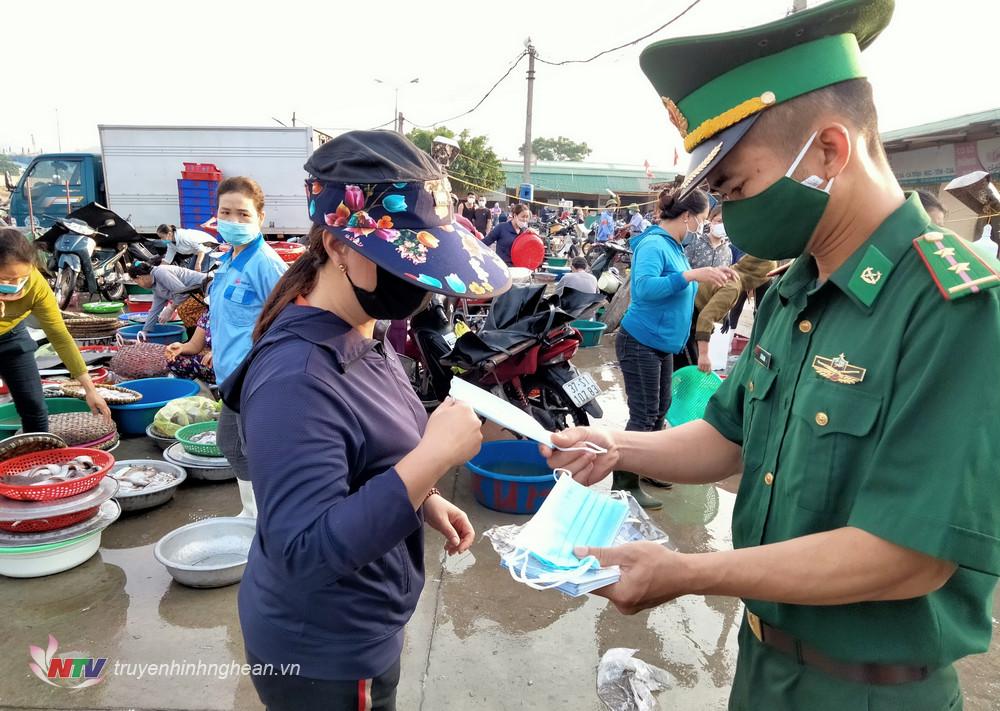 Cấp phát khẩu trang cho các tiểu thương và người dân.