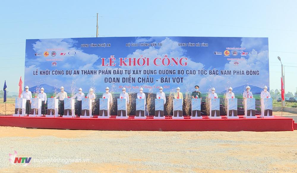 Các đại biểu nhấn nút khởi công dự án.